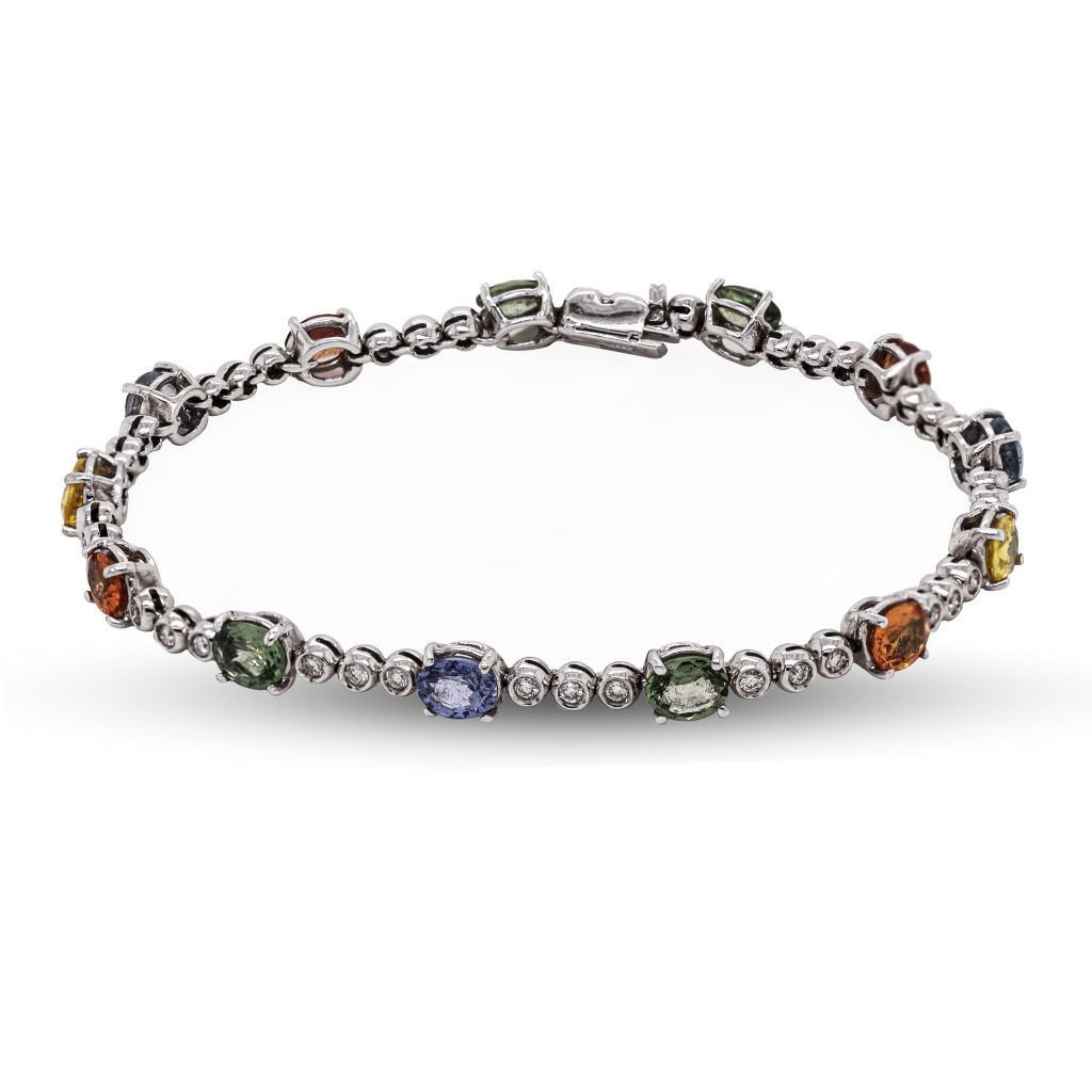 Bracciale in Oro Bianco incastonato con Diamanti 0,48 carati montato con Zaffiri 5,84 carati.