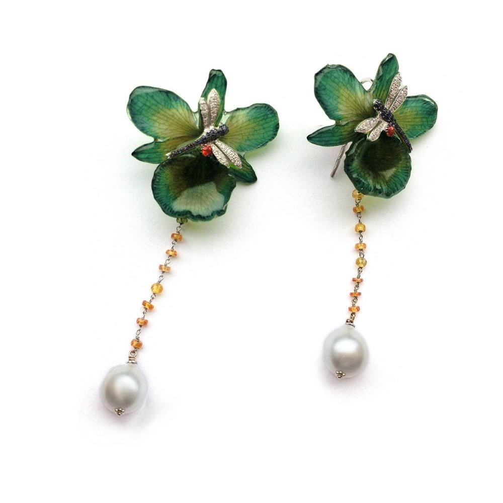 Orecchini Libellule incastonate con Pietre preziose, montati con Orchidee vere e Perle