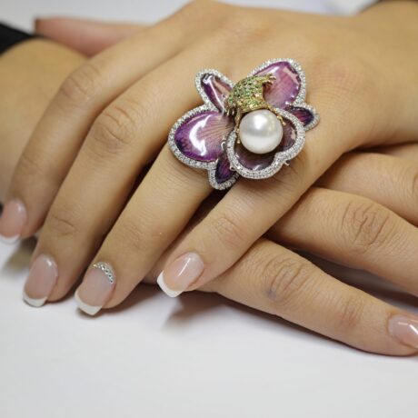 Anello con Orchidea vera, Tzavorite, Perla coltivata e diamanti AN FIORE RANA
