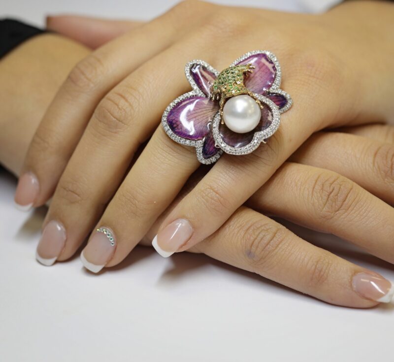 Anello con Orchidea vera, Tzavorite, Perla coltivata e diamanti AN FIORE RANA