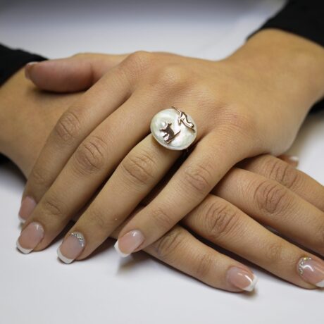 Anello in Oro 750  incastonato con Brillanti 0,09 carati, montato con Perla Coltivata in acqua dolce B&W CAT AN