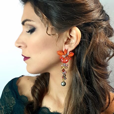 Orecchini in Oro 750 incastonati con Brillanti e Zaffiri multicolor montati con Fiori veri e Perle Thaiti.