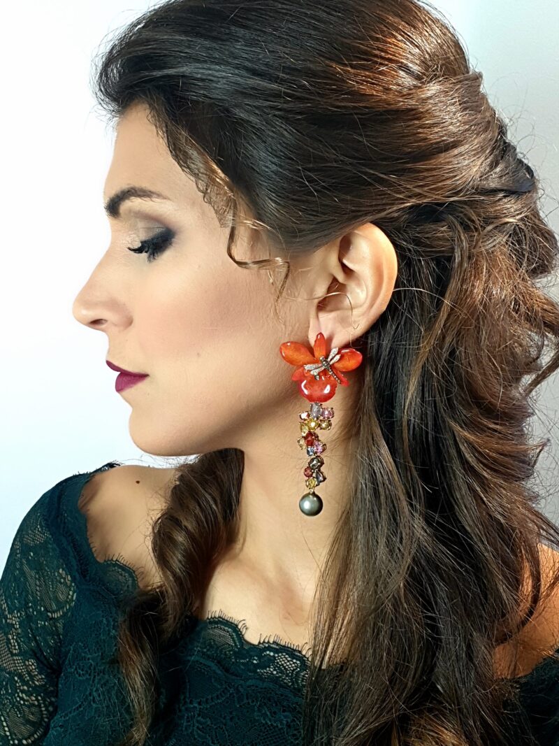 Orecchini in Oro 750 incastonati con Brillanti e Zaffiri multicolor montati con Fiori veri e Perle Thaiti.