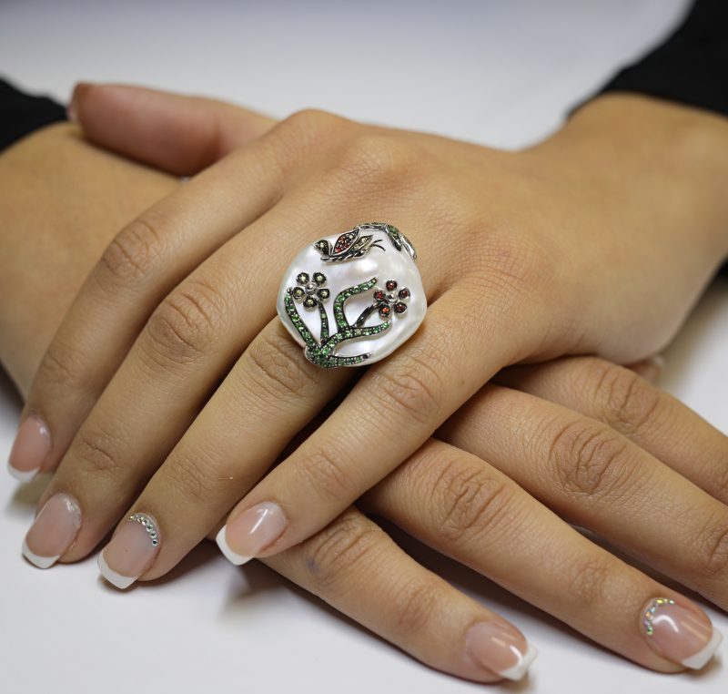 Anello in Oro 750 con Farfalla e Fiori incastonati con Zaffiri multicolor 0,13 carati e tzavorite 0,65 carati montati con Perle coltivate in acqua dolce.