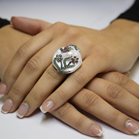 Anello in Oro 750 con Farfalla e Fiori incastonati con Zaffiri multicolor 0,13 carati e tzavorite 0,65 carati montati con Perle coltivate in acqua dolce.