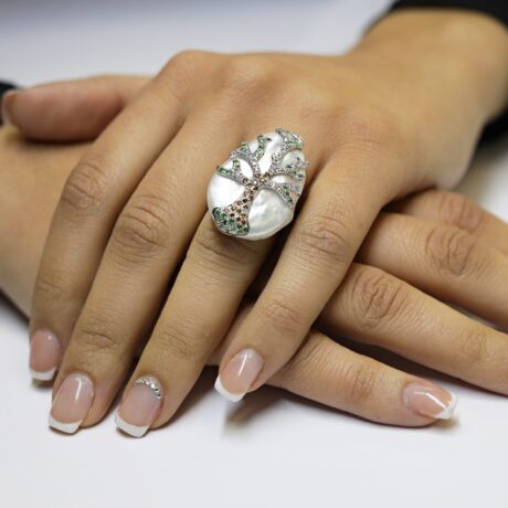 Anello in Oro 750 incastonato con Brillanti 0,18  carati e Brillanti Cognac 0,26 carati e Tzavorite 0,40 carati montato con Perla coltivata in acqua dolce.