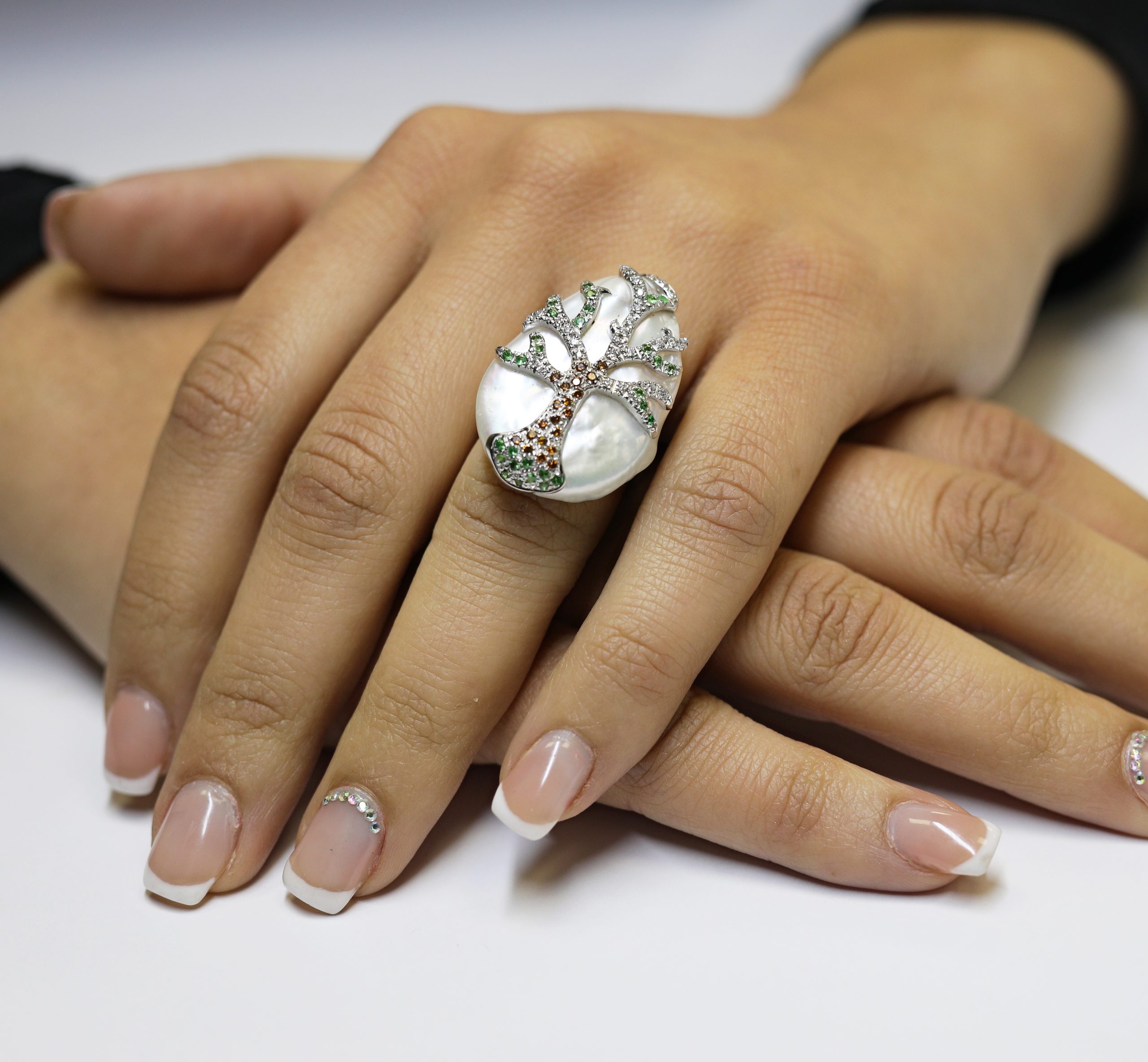 Anello in Oro 750 incastonato con Brillanti 0,18  carati e Brillanti Cognac 0,26 carati e Tzavorite 0,40 carati montato con Perla coltivata in acqua dolce.