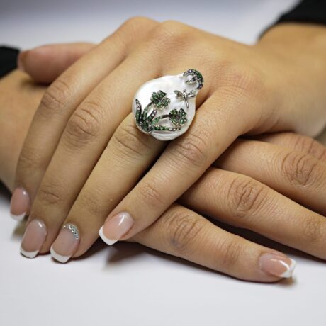 Anello in Oro 750 incastonato con Brillanti 0,15 carati e Tzavorite 0,33 carati montato con Perla coltivata in acqua dolce.