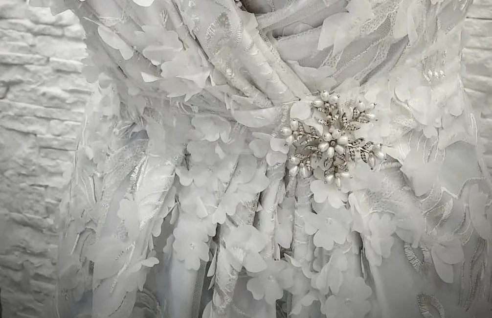 Miss Italia 2023 Fibbia argento bianco e perle naturali coltivate.