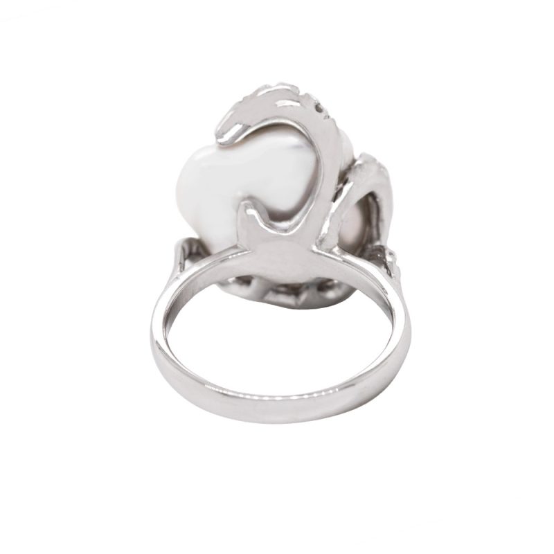 Anello con perla coltivata in oro e diamanti - immagine 4