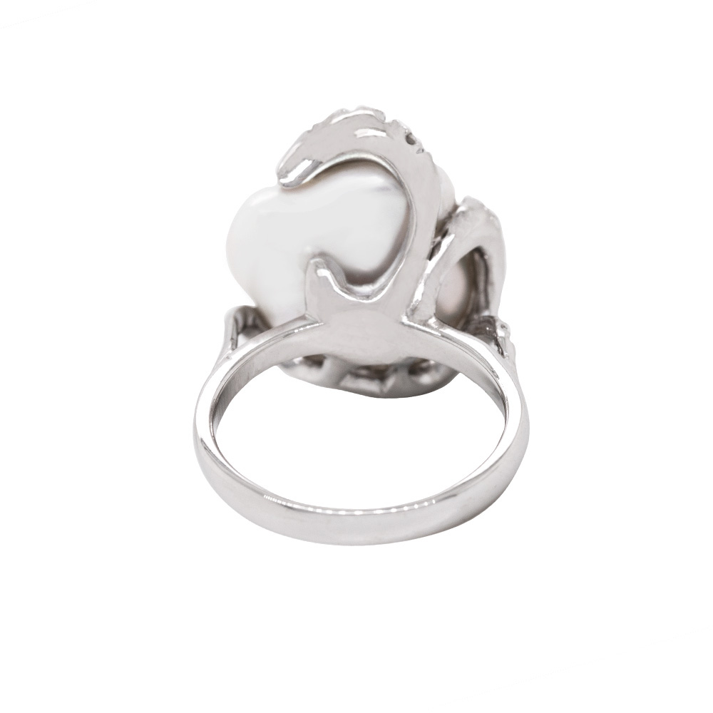 Anello con perla coltivata in oro e diamanti - immagine 4
