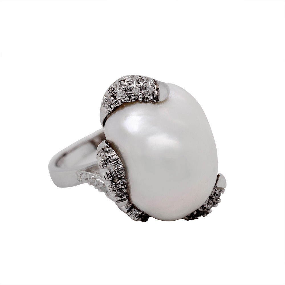 Anello con perla coltivata in oro e diamanti - immagine 2