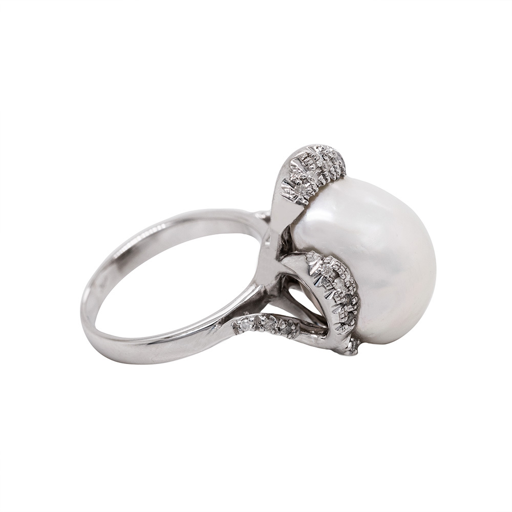 Anello con perla coltivata in oro e diamanti - immagine 3