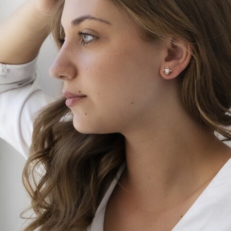 Orecchini in oro 18 carati, con diamanti centrai 0,30 e diamanti laterali carati 0,06 ORDI-PL 15