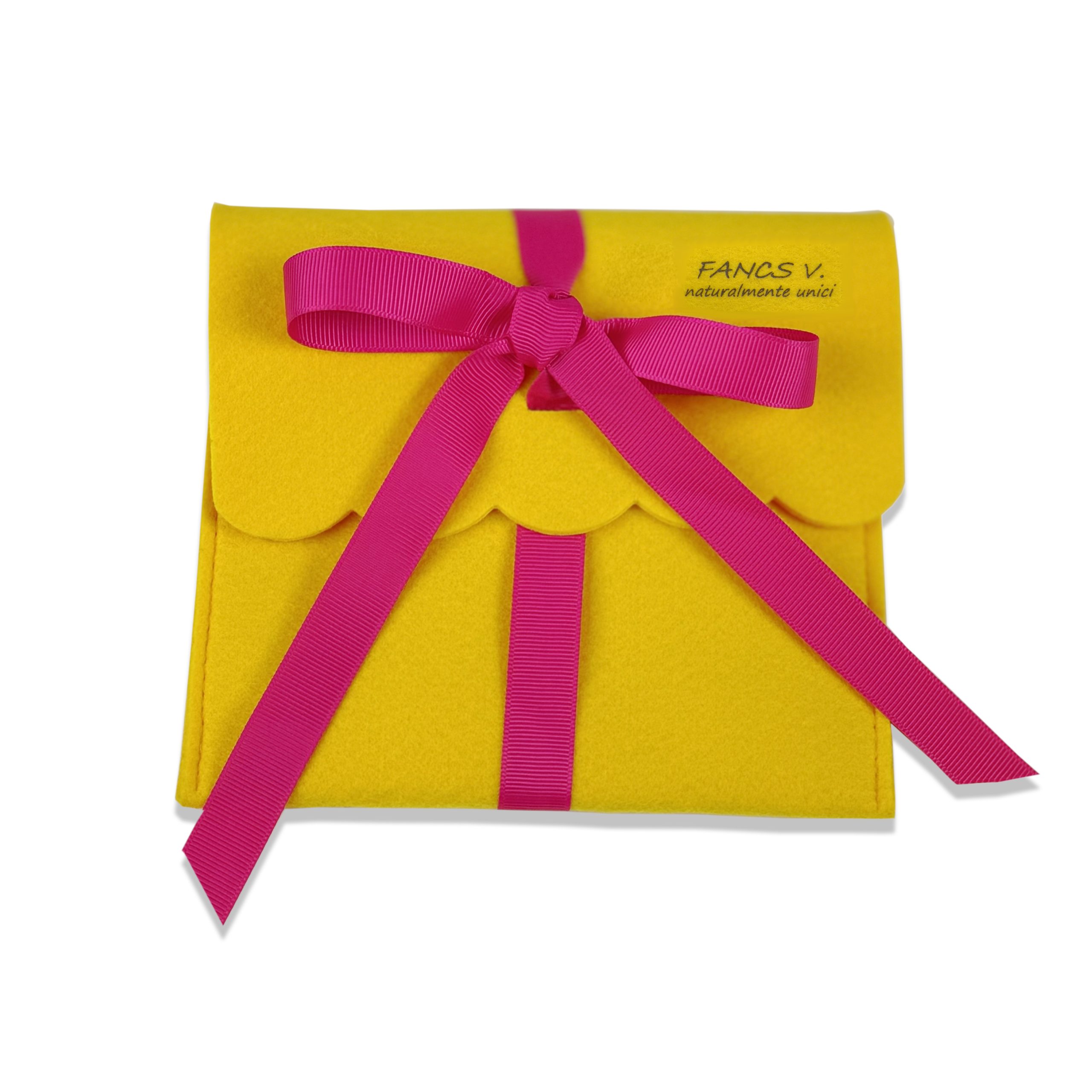 Busta gialla con fiocchettino rosa