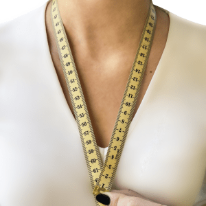 Misurazione collana con nastro flessibile da sarta