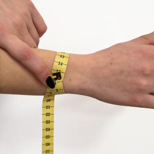 misurazione polso con nastro flessibile da sarta