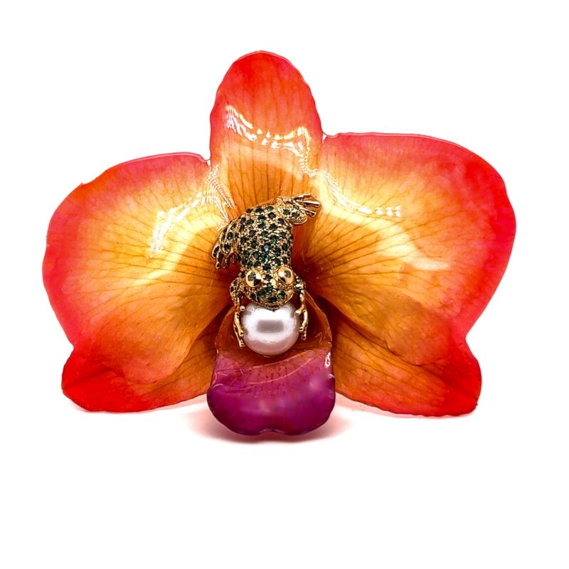 Spilla Rana in Argento Giallo 925 con orchidea vera, perla coltivata e Zirconi verdi MOD.35 RAN PE SPILLA