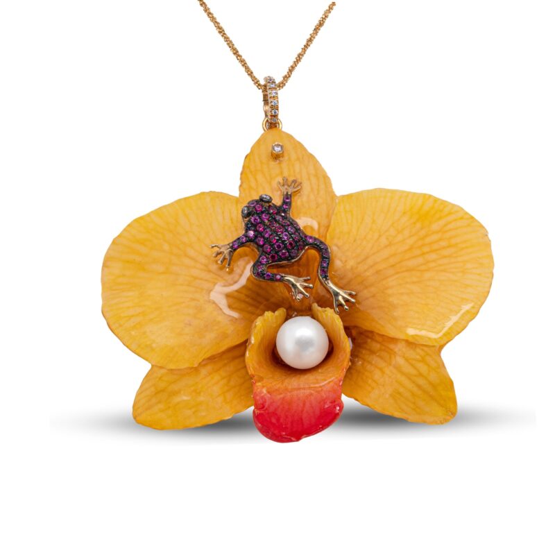 Ciondolo con Orchidea vera, Perla coltivata, Rana incastonata con Zirconi rossi e catena.
