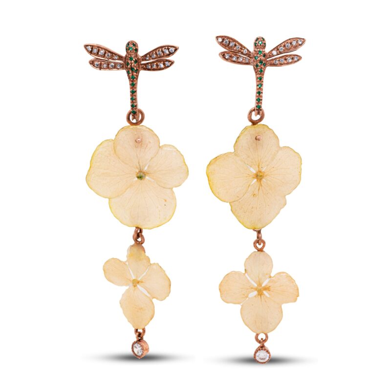 Orecchini in Argento Rosa 925 con libellula incastonata con Zirconi bianchi e verdi, montati con fiori veri.