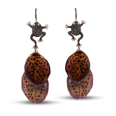 Orecchini Rana in Argento 925 incastonata con Zirconi Neri e Zirconi Bianchi montata con Fiori veri.
