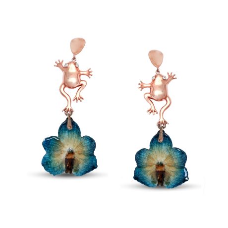 Orecchini Rana in Argento Rosa 925, montati con Orchidea vera blu e incastonati con Zirconi bianchi.