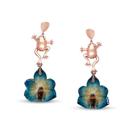 Orecchini Rana in Argento Rosa 925, montati con Orchidea vera blu e incastonati con Zirconi bianchi.