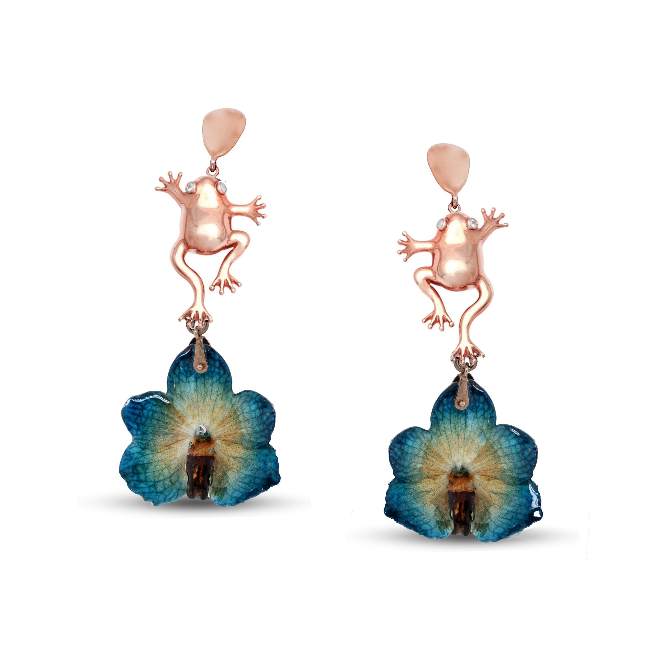 Orecchini Rana in Argento Rosa 925, montati con Orchidea vera blu e incastonati con Zirconi bianchi.