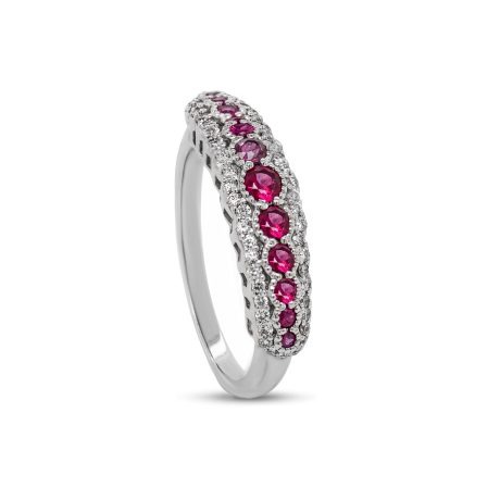 Anello in Oro Bianco 18 Carati inastonato con Brillanti 0,26 carati montato con Rubini 0,52 carati. Brillanti 0,26 carati e Rubini 0,52 carati.