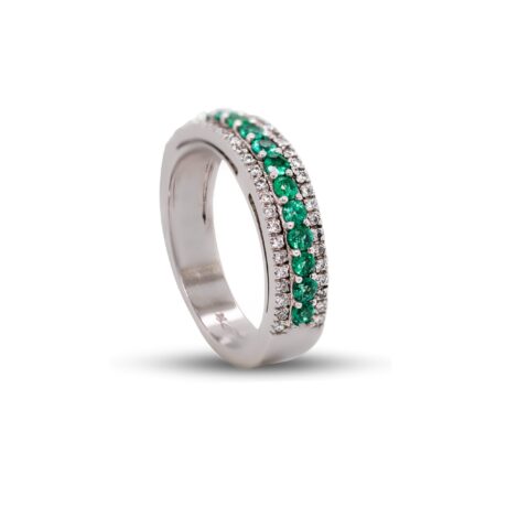Anello in Oro Bianco 18 Carati inastonato con Brillanti 0,22 carati montato con Smeraldi 0,5 carati.