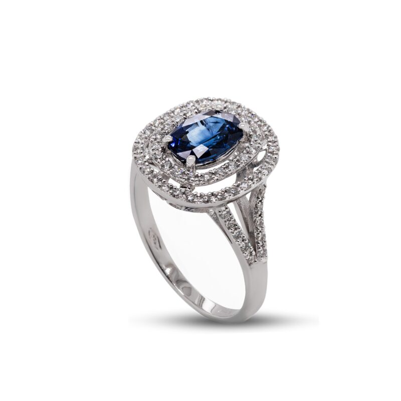 Anello in Oro Bianco 18 carati incastonato con Brillanti 0,51 carati e montato con Zaffiro 1,61 carati.