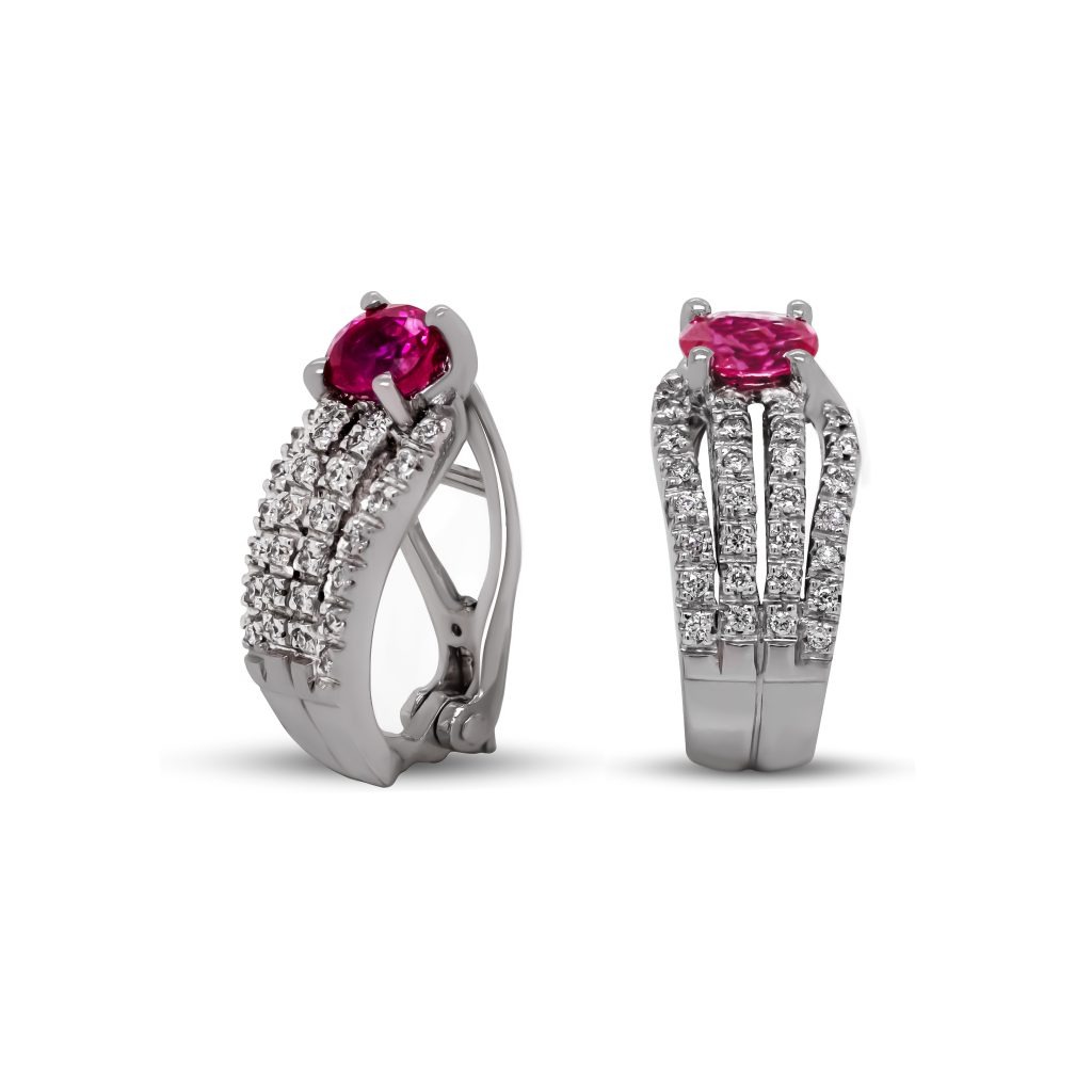 Orecchini in Oro Bianco 18 carati incastonato con Diamanti 0,24 carati e Rubini 1,10 carati.