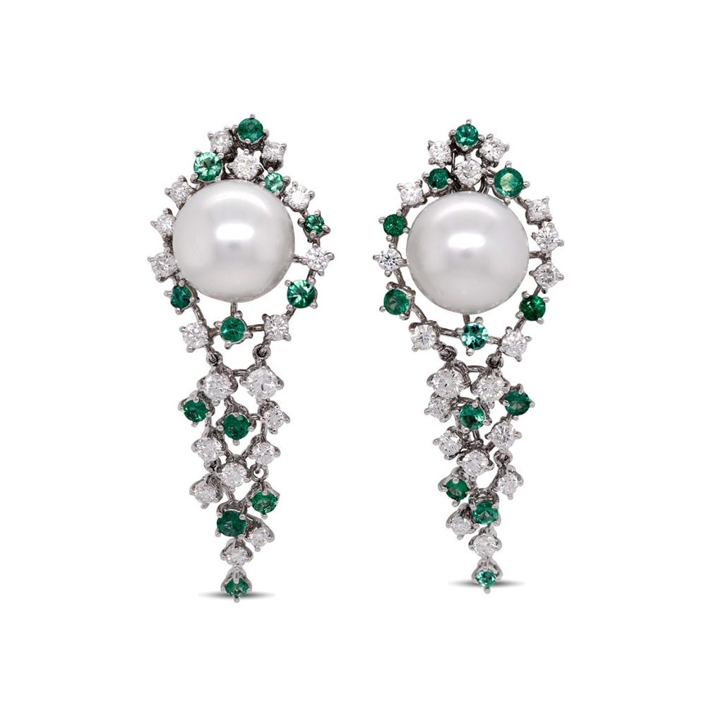 Orecchini di perle in oro bianco con diamanti e smeraldi