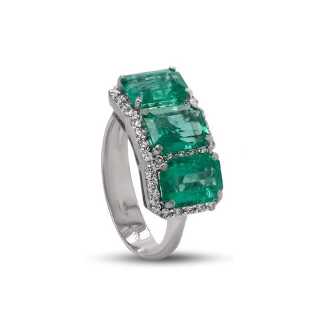 Anello in Oro Bianco 18 carati incastonato con Diamanti 0,50 carati e Smeraldi 4,14 carati.