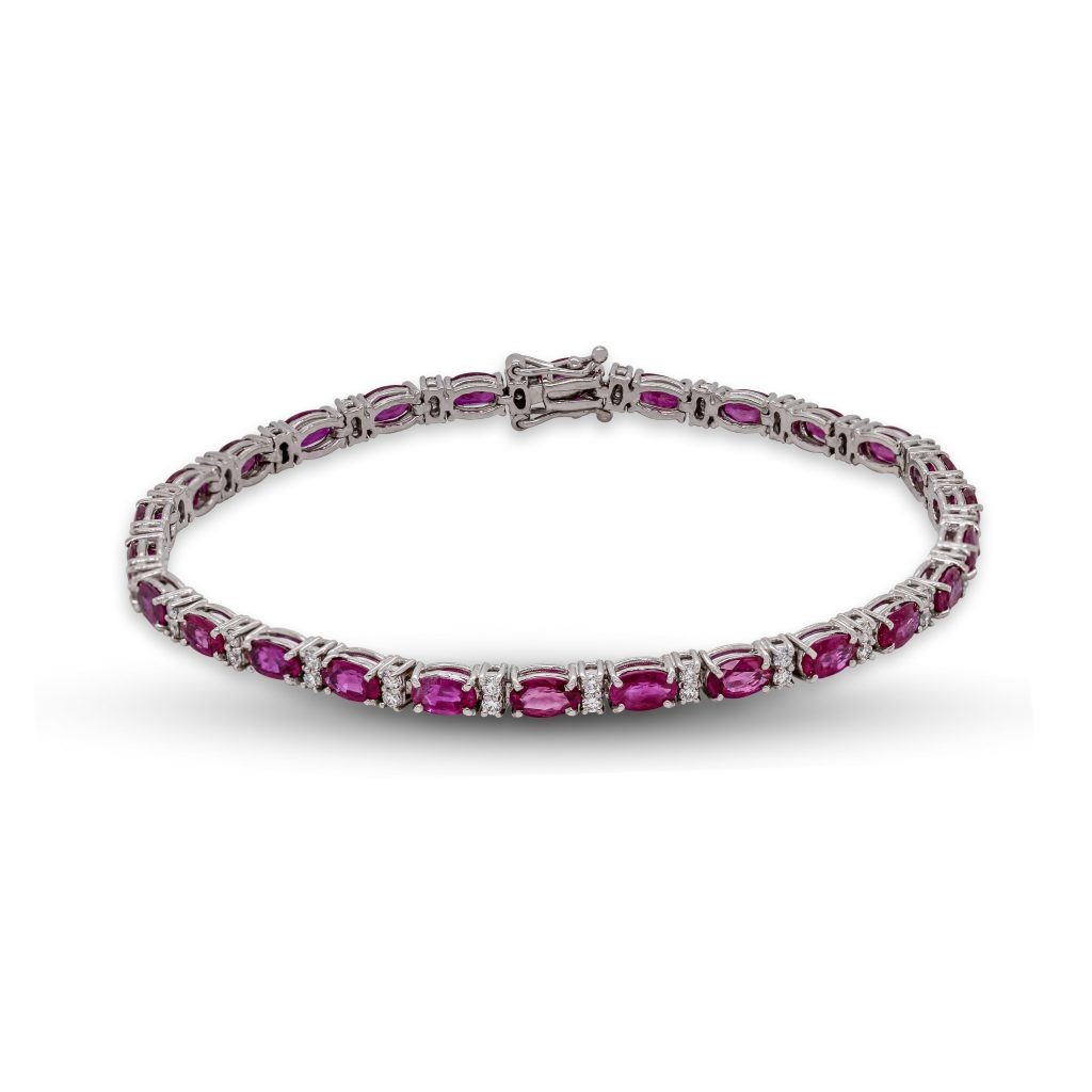 Oro Bianco 18 carati, Diamanti 0,66 carati e Rubini 7,75 carati.