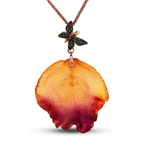Pendente con Farfalla in Argento Rosa 925 incastonata con Zirconi Verdi e montato con Petalo vero.