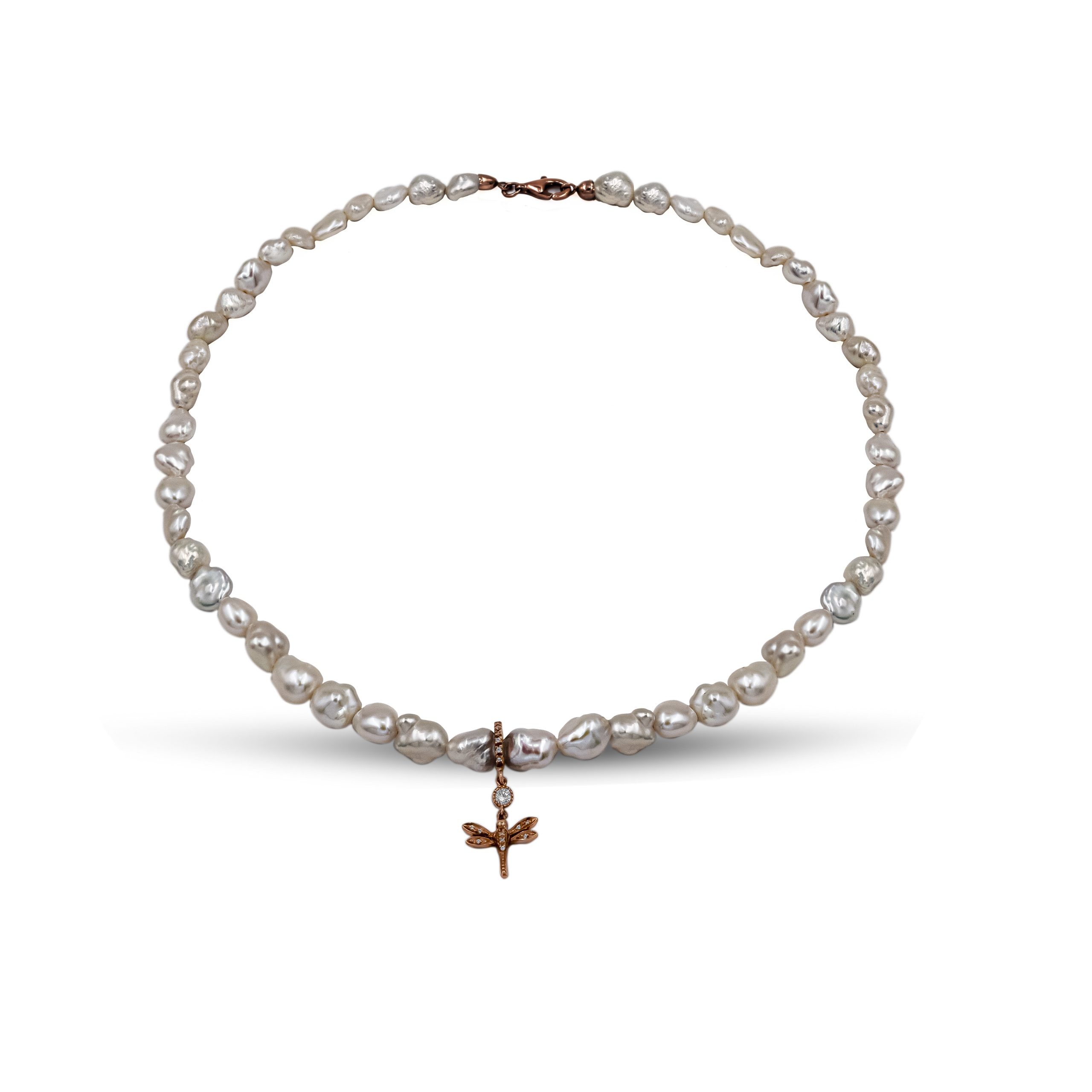 Collana di Perle coltivate d'acquadolce con Pendente Libellula in Argerto Rosa 925 incastonata con Zirconi bianchi.