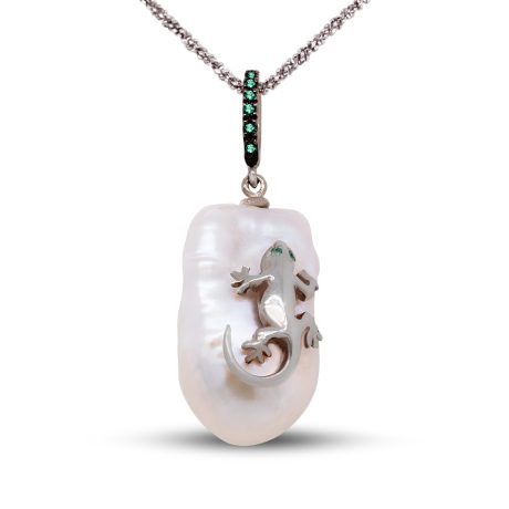 Ciondolo in Argento Bianco 925 con Geco che poggia su Perla coltivata d'acqua dolce, incastonato con Zirconi Verdi AF-007-GEKO-CION