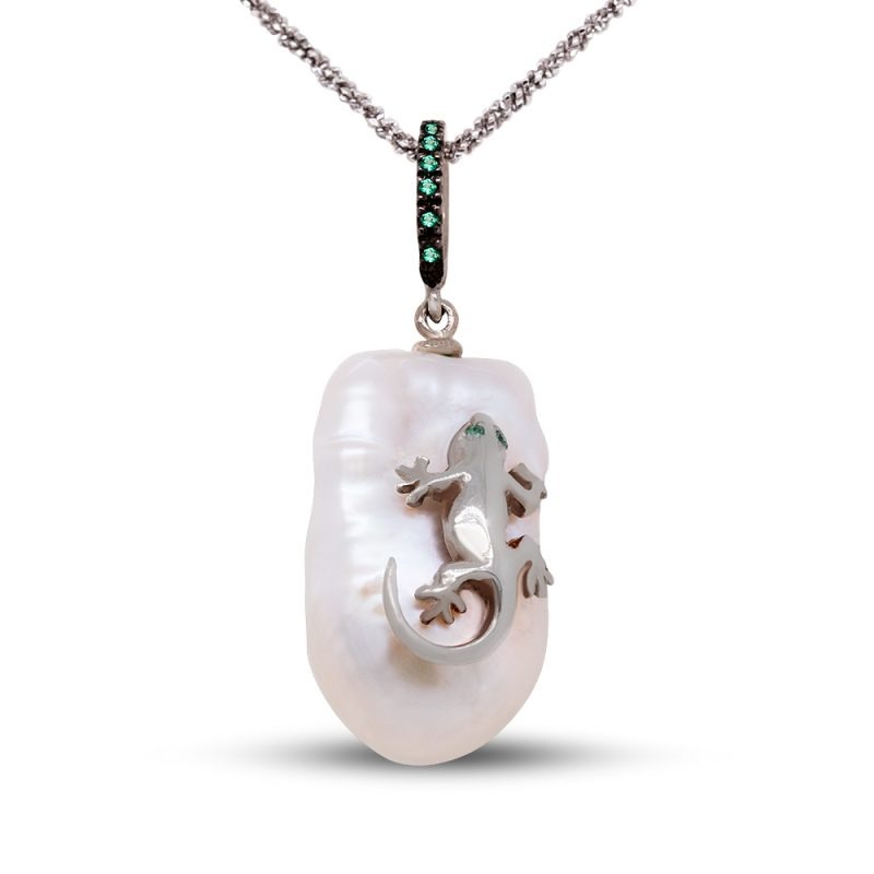 Ciondolo in Argento Bianco 925 con Geco che poggia su Perla coltivata d'acqua dolce, incastonato con Zirconi Verdi AF-007-GEKO-CION