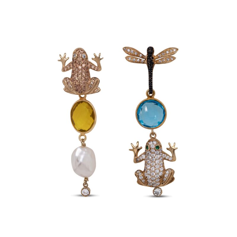 Orecchini con Rane e Libellula in Argento 925 incastonati con Zirconi bianchi, Zirconi neri, Zirconi brown e occhi della Rana con Zirconi verdi, montati con Pietre Giade e Perle coltivate d'acqua dolce.