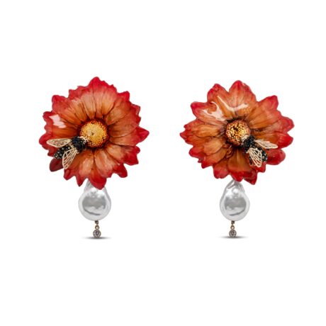 Orecchini Ape in Argento 925 che poggia su Fiore vero Margherita, montati con Perle Coltivate d'acquadolce