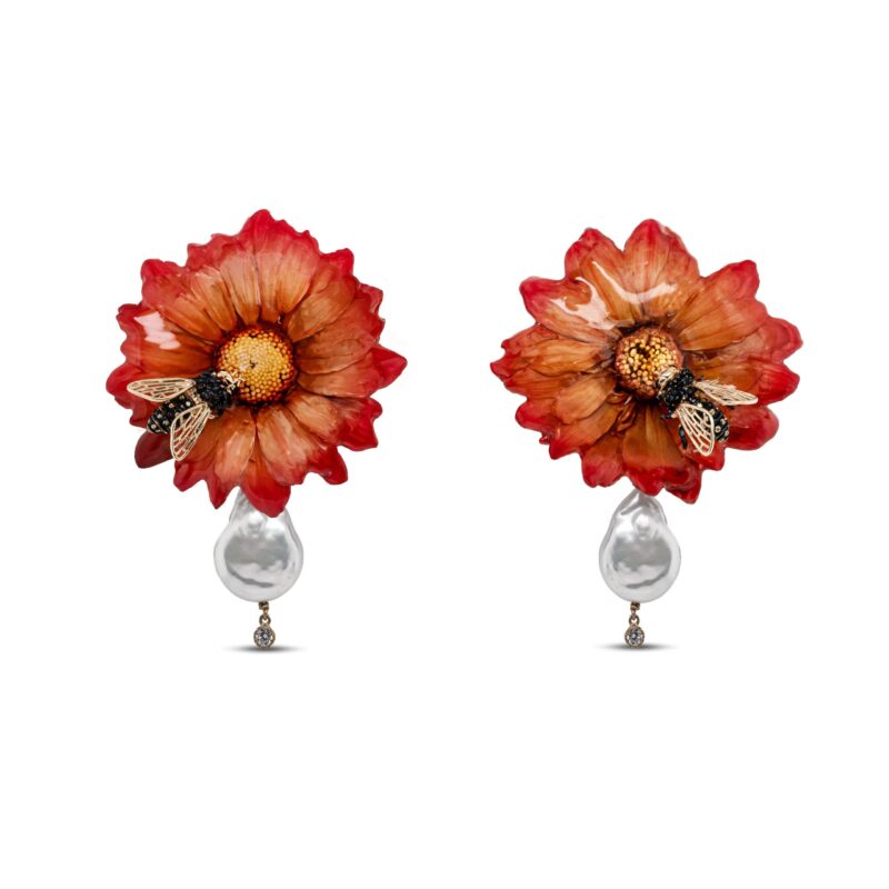 Orecchini Ape in Argento 925 che poggia su Fiore vero Margherita, montati con Perle Coltivate d'acquadolce